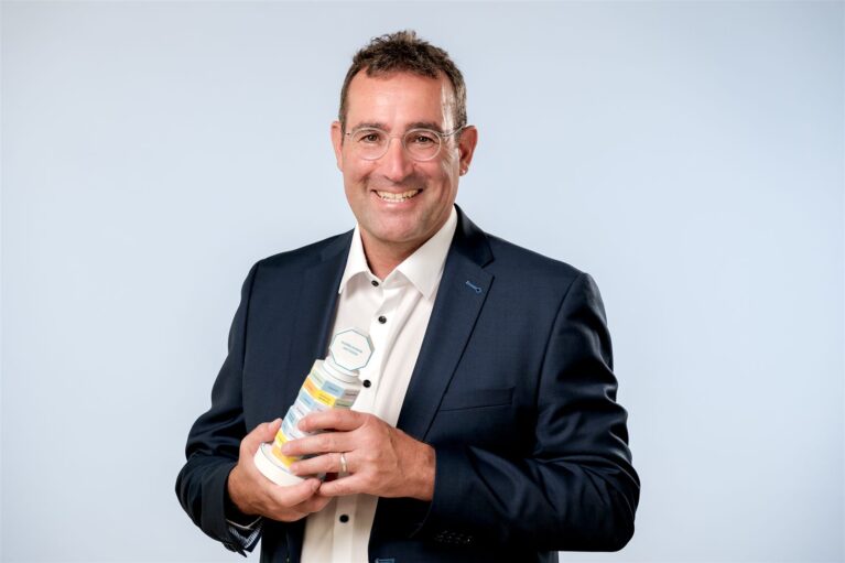 Max Kellner, Entwickler des AUSBILDUNGS-OKTOGON®, mit dem Lehrmittel in der Hand